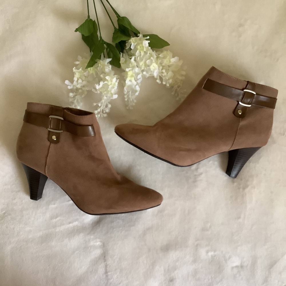NWOT ~ Tan Boots Size 10 - Picture 2 of 8